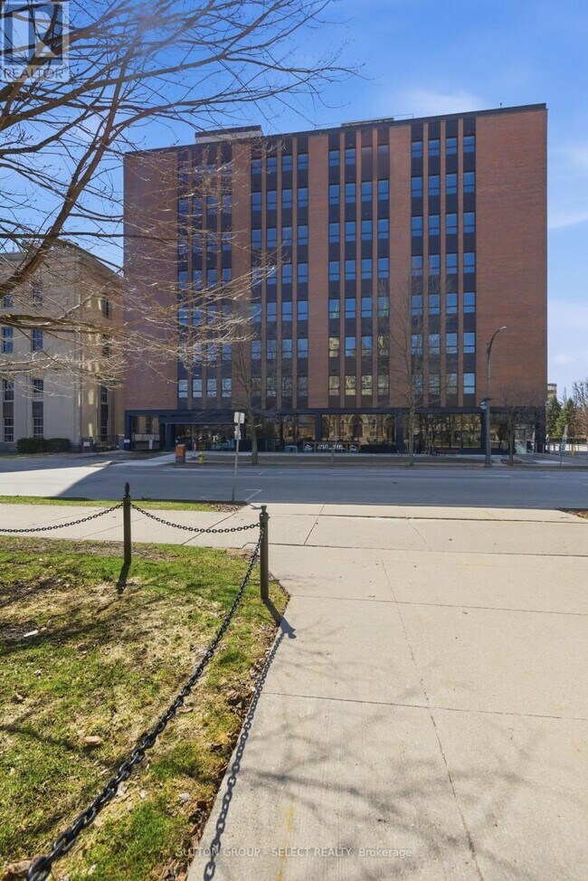 Photo du bâtiment - 195 Dufferin Ave