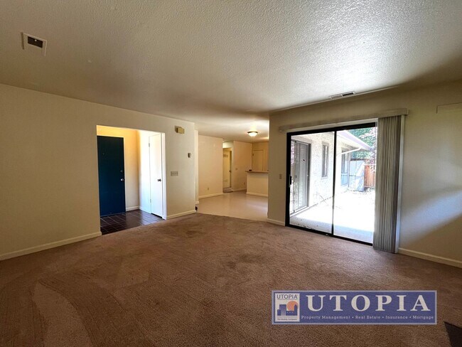 Foto del edificio - Charming 3 Bedroom, 2-bathroom Townhouse v...