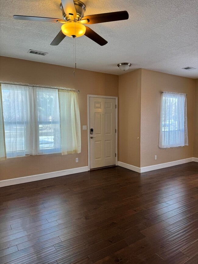 Foto del edificio - 10812 Fort Point Ln NE