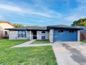 Building Photo - 1800 Willow Vale Dr
