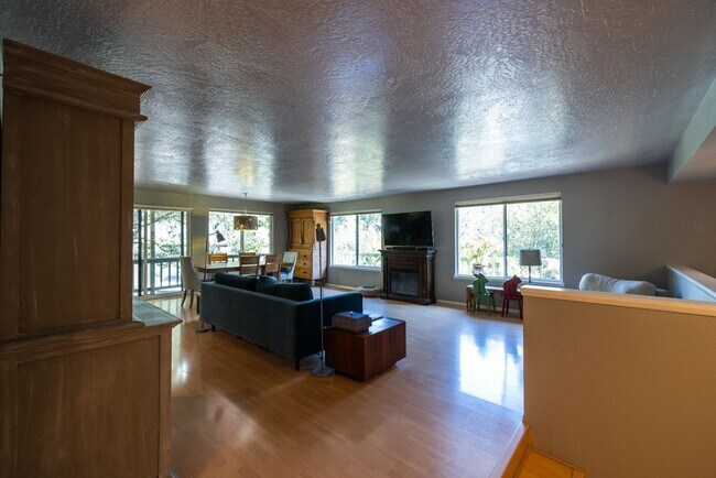 Foto del edificio - Rare Rental Opportunity: Premium 4-BR Home with Panoramic Views