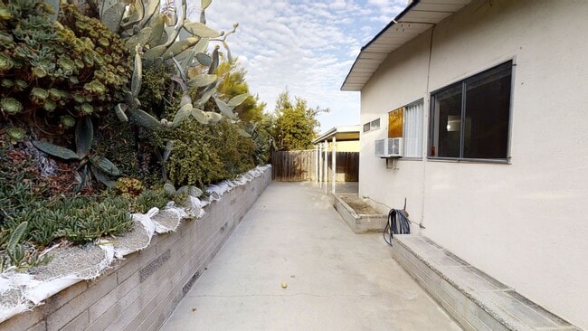 Building Photo - Spacious 4BD/2BA on Baja (Lease out, pendi...