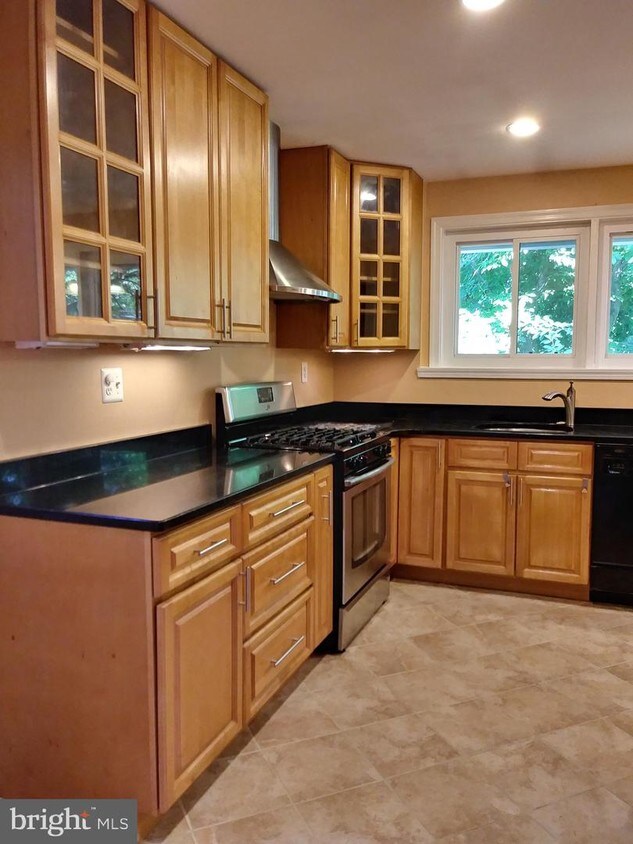 Primary Photo - 5933 Avon Dr