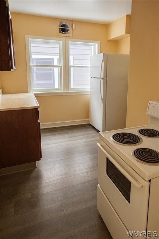 Foto del edificio - 64 Montrose Ave