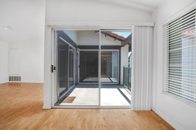Foto del edificio - 5532 Las Virgenes Rd