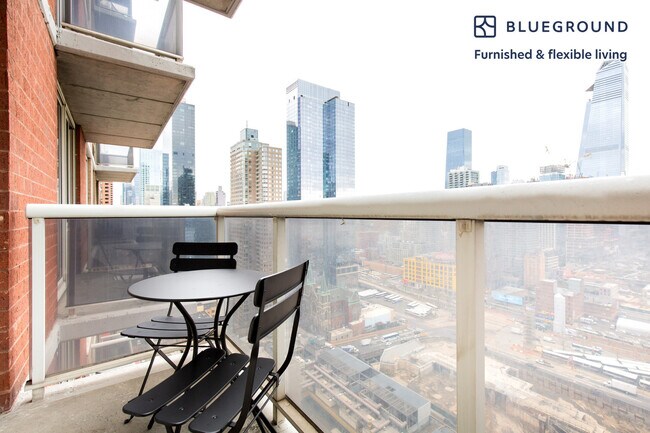 Building Photo - 560 W 43rd St