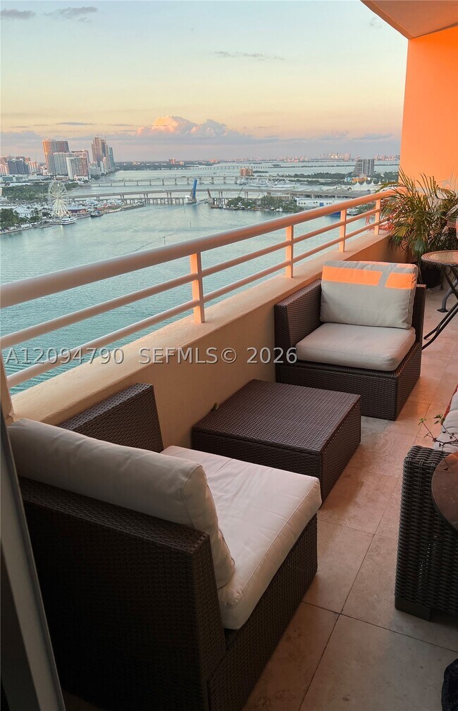 Building Photo - 808 Brickell Key Dr
