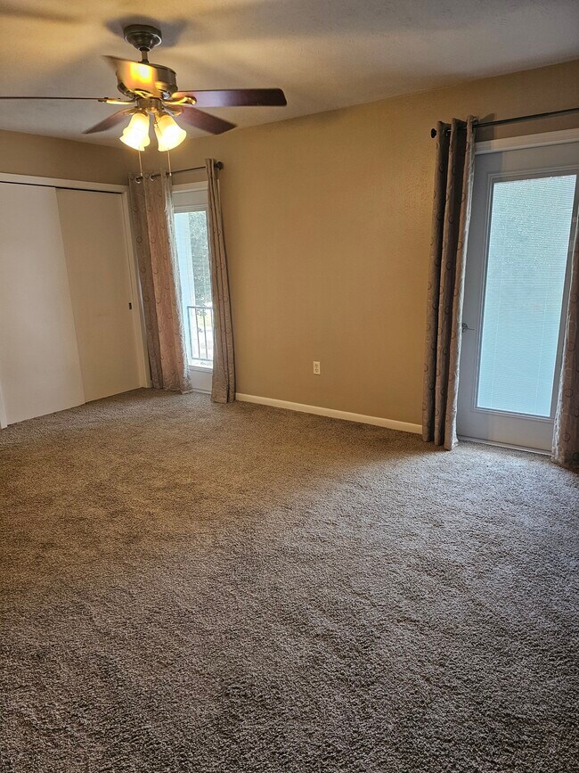 Vista del dormitorio principal hacia el balcón. - 117 28th St