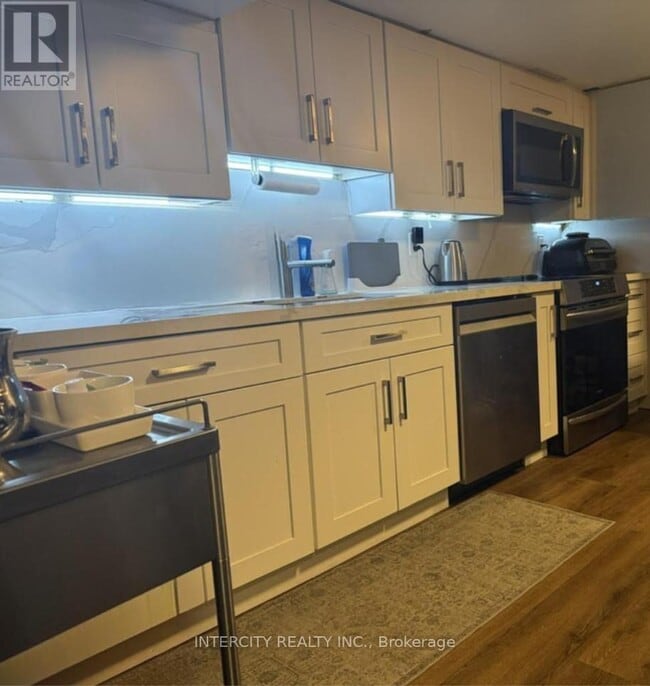 Building Photo - 222 Combe Ave