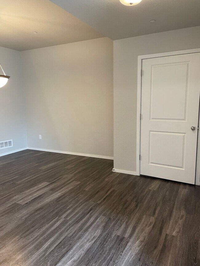 Foto del edificio - Luxury Rowhouse w/ 2-Car Garage in NE Ft. Collins
