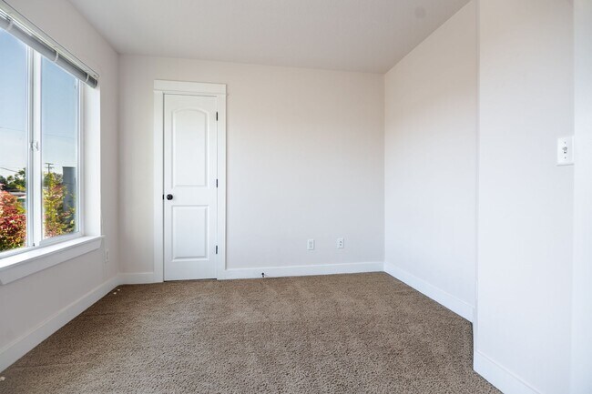 Building Photo - Remodeled 3/2.5 Townhomes