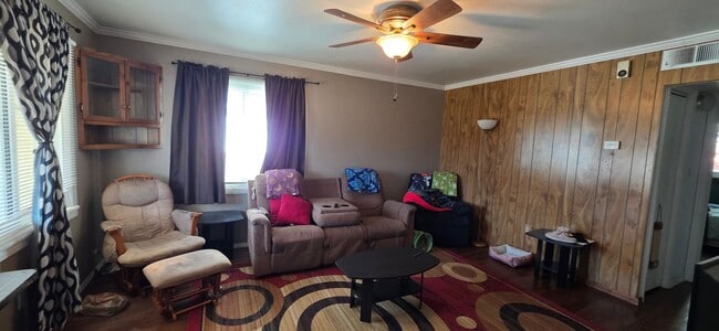 Building Photo - 906 E 5th St