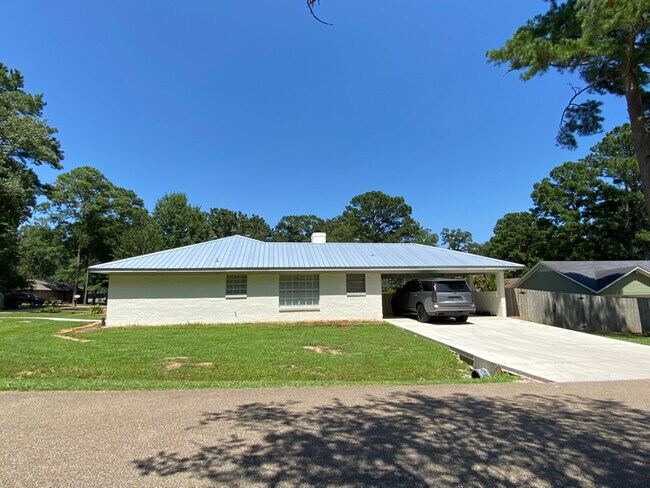 Foto del edificio - 200 Poplar Dr