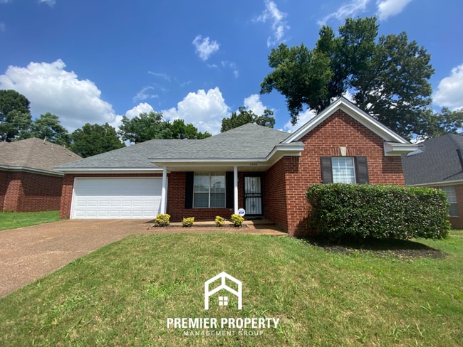 Charming 3BR/2BA Raleigh Cove | High Ceilings, Fireplace & 2-Car Garage - Charming 3BR/2BA Raleigh Cove | High Ceilings, Fireplace & 2-Car Garage House
