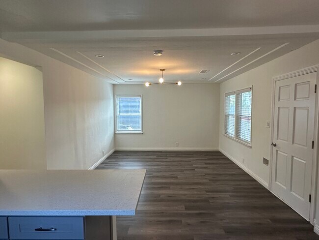 Building Photo - 1232 Manzanita St