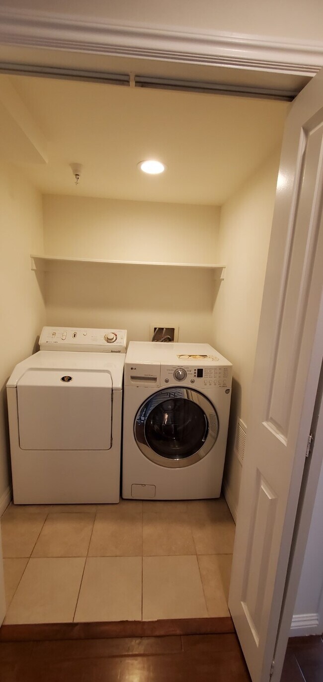 laundry room - 1488 Rexford Dr