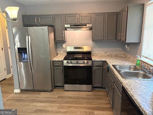 Foto del edificio - 6565 Emerald Pointe Cir