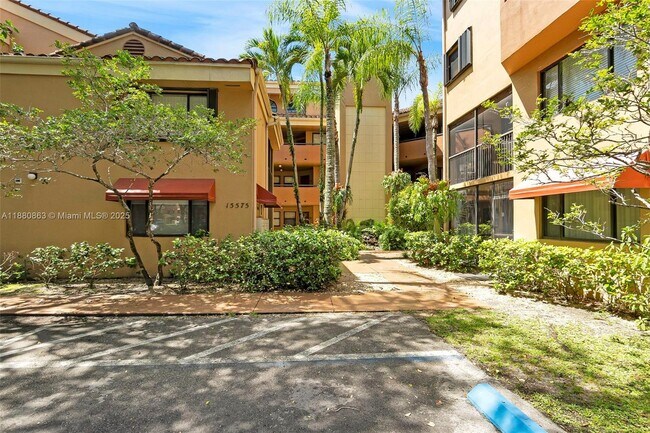 Foto del edificio - 15575 Miami Lakeway N