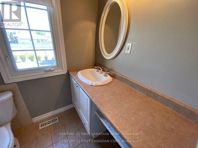 Photo du bâtiment - 1401 Wonderland Rd N