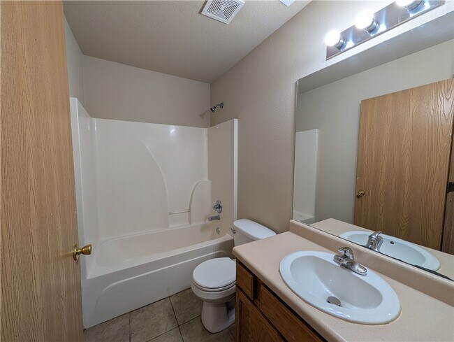 Foto del edificio - 605 Cedarbrook Ct