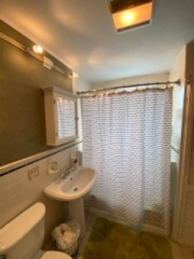 Photo - NEU 4 BR Apartment (in unit laundry!)- NO FEE - 9/1