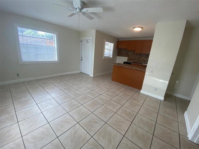 Building Photo - 240 Southwest 23rd Street Apt #4, Fort Lau...