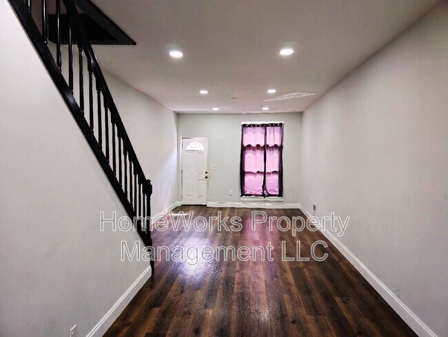 Building Photo - 2618 Llewelyn Ave