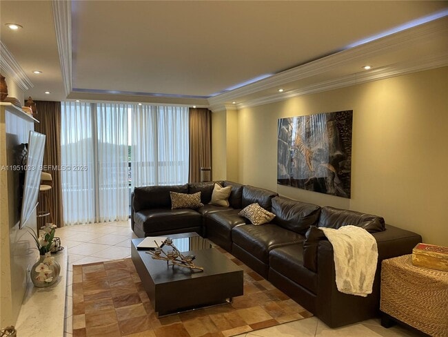 Building Photo - 2555 Collins Ave