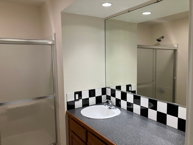 Building Photo - 507 Pine St