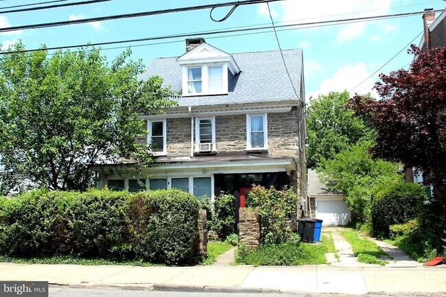 Foto del edificio - 6825 Ridge Ave