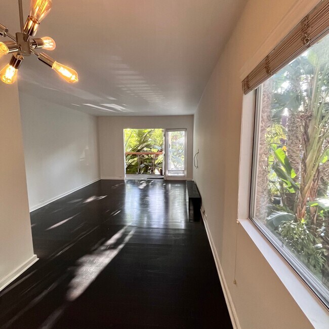 Photo - 330 S Barrington Ave Apartment