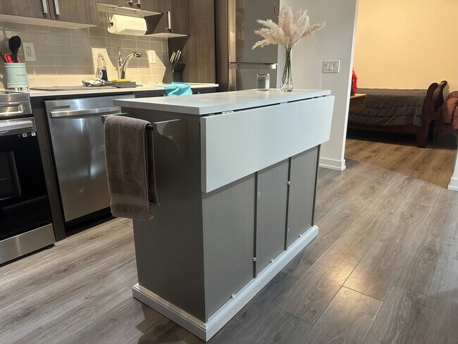 Building Photo - Bayly Condo Apt 801-1480