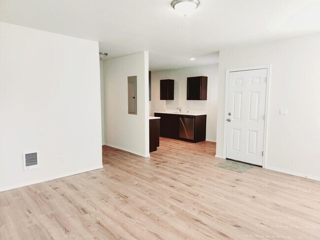 Building Photo - Fully Renovated Townhomes! Brand New Stain...