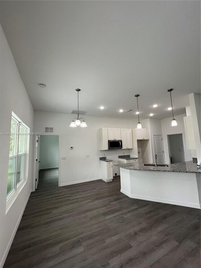 Building Photo - 1146 N Saturn Cir