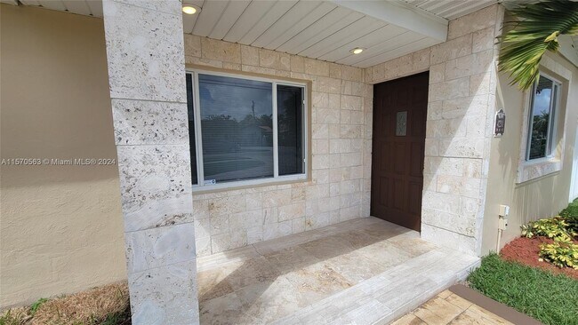 Building Photo - 4230 SW 101st Ave