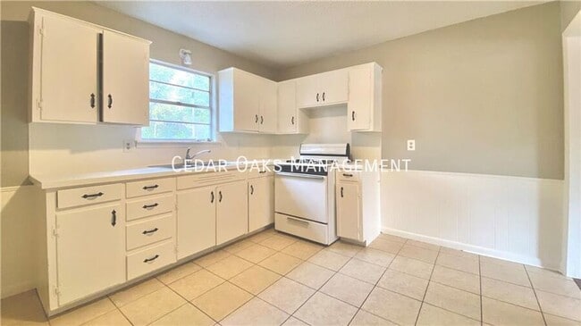 Building Photo - 2400 Dogwood Pl