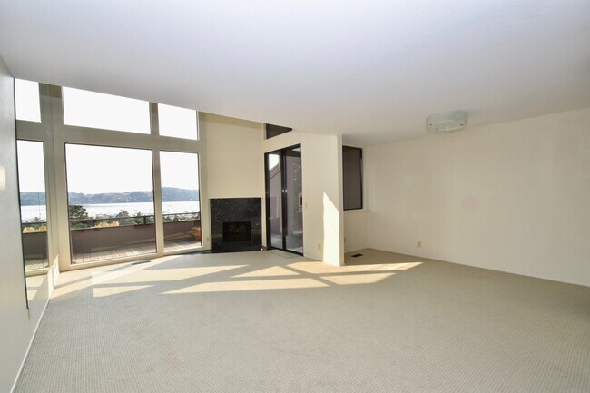 Foto del edificio - Upgraded Townhouse With Water Views!