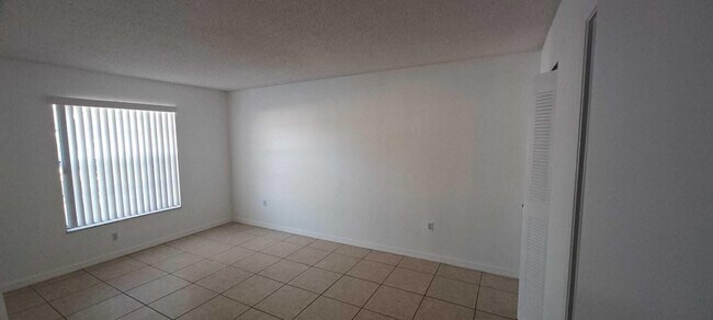 Building Photo - 405 Executive Center Dr