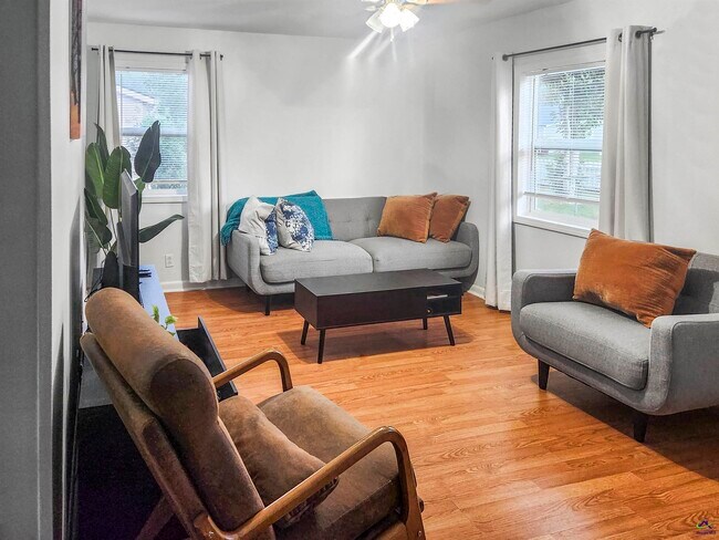 Foto del edificio - 106 Kingsbury Cir