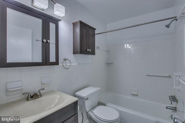 Building Photo - 2 br, 1 bath Condo - 1 Radnor Dr