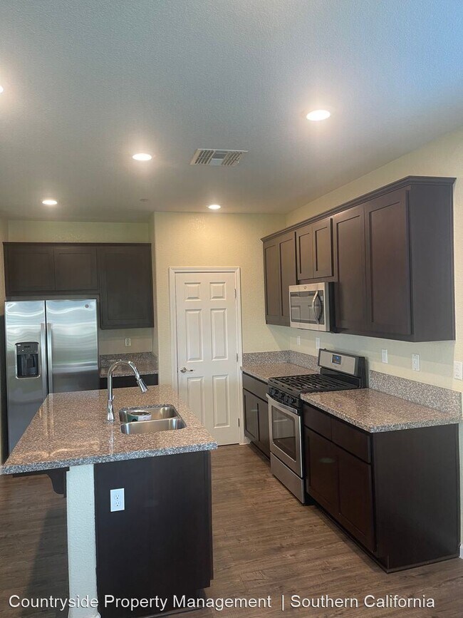 Building Photo - 4 br, 3 bath House - 1954 W. Summer Blosso...
