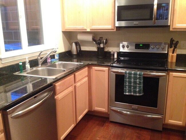 Foto del edificio - Contemporary Furnished 4 BR Townhome