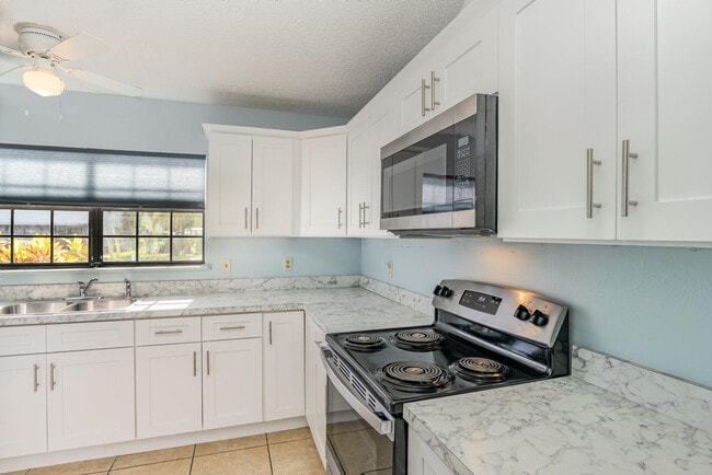 Building Photo - 3118 Manor Dr NE