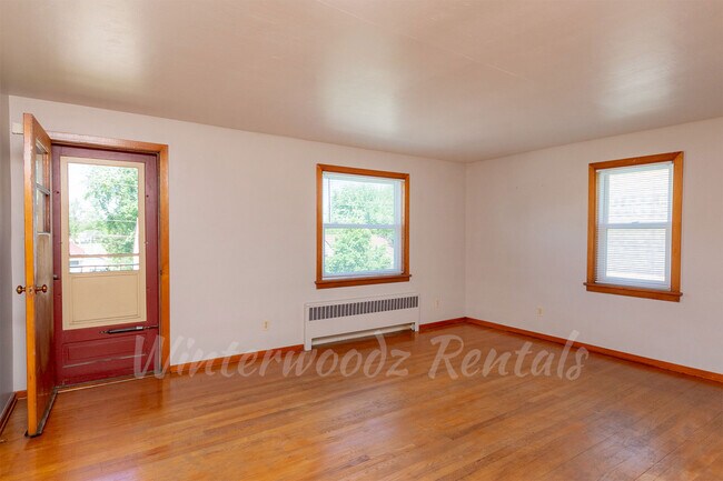 Sala de estar con puerta al balcón compartido - 1432 Porlier St