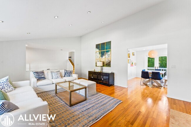 Foto del edificio - Stunning 5 Bed/3 Bath Home Located in the ...