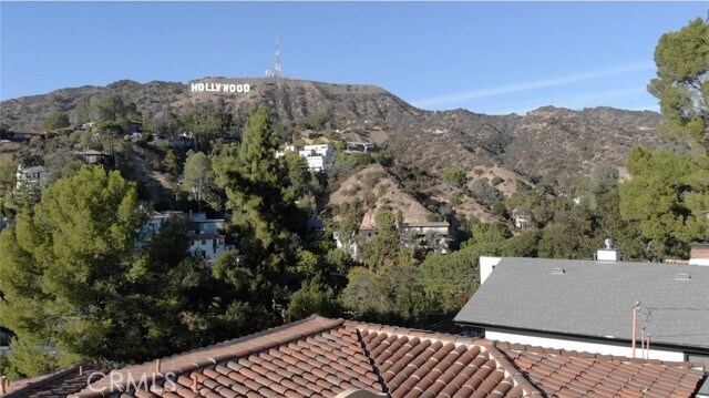 Foto del edificio - 3015 Hollyridge Dr