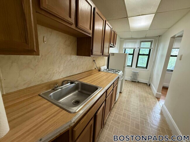 Building Photo - 53 Fellsway W