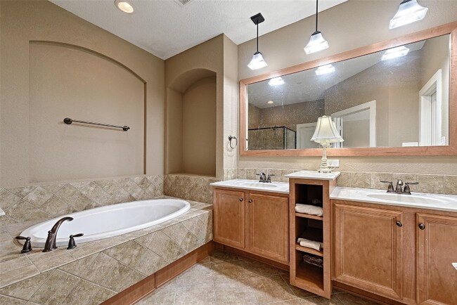 Foto del edificio - 1605 Brook Glen Dr