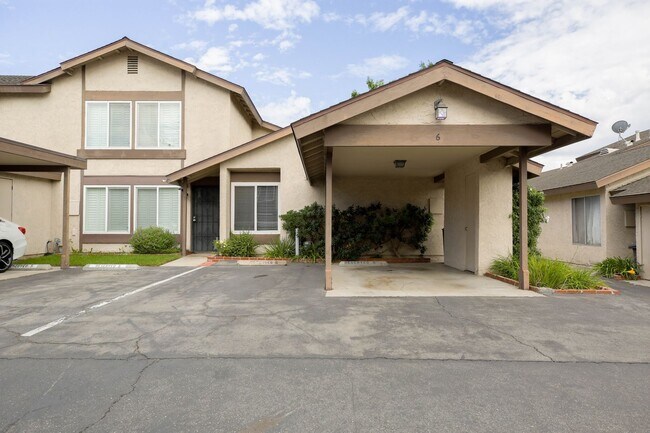 Foto del edificio - End Unit Townhome with Private Patio