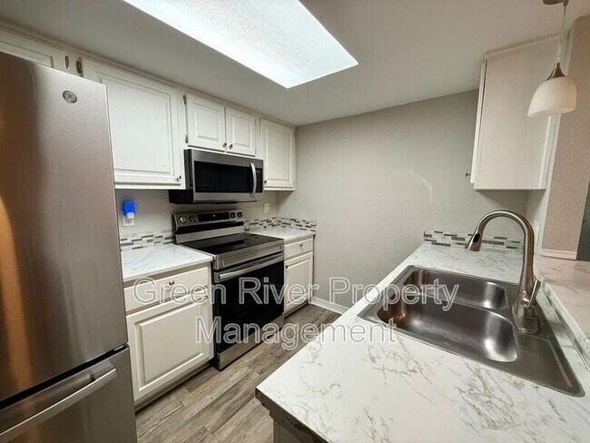 Foto del edificio - 7665 Jana Ln S